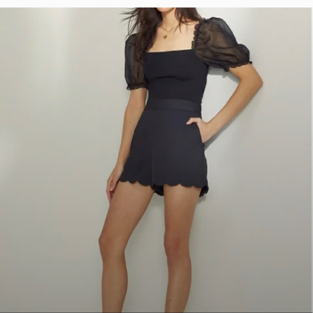 Aritzia Wilfred scalloped black high waisted shorts. SZ 0.